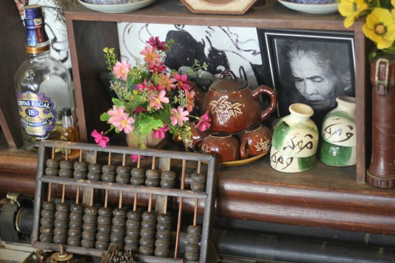 その上に花瓶と写真でいっぱいの棚